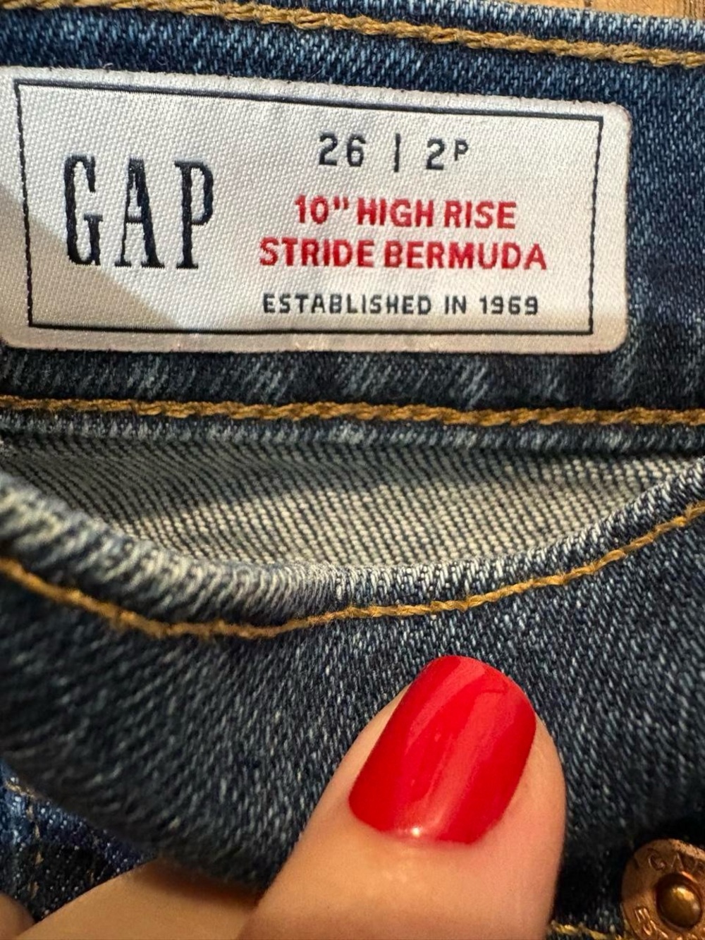 GAP 10” High Rise Stride Bermuda - Picture 3 of 3